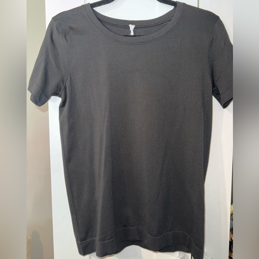 Lululemon black short sleeve shirt